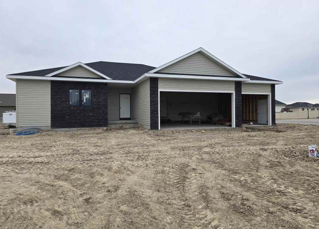 Property at 718 16th Ave, Kearney, NE 68845, 3 beds, 2 baths