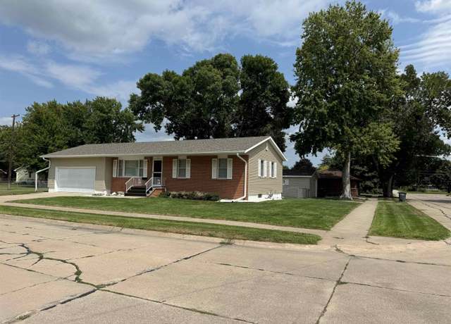 Property at 806 N 5th Ave, Hastings, NE 68901, 3 beds, 3 baths