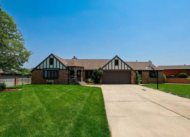Property at 605 North Shore Dr, Hastings, NE 68901, 5 beds, 4 baths