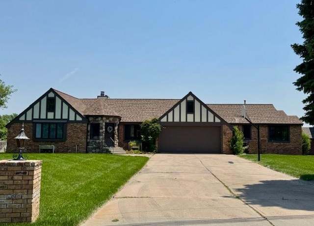 Property at 605 North Shore Dr, Hastings, NE 68901, 5 beds, 4 baths