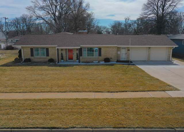 Property at 1929 W 6th St, Hastings, NE 68901, 3 beds, 2 baths
