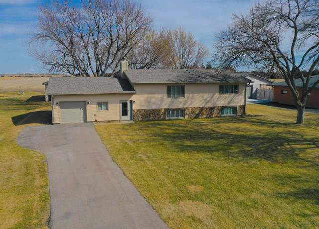Property at 1465 S Wabash Ave, Hastings, NE 68901, 3 beds, 3 baths