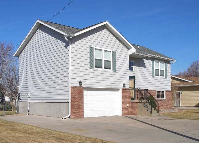 Property at 916 11th Ave, Kearney, NE 68845, 3 beds, 3 baths