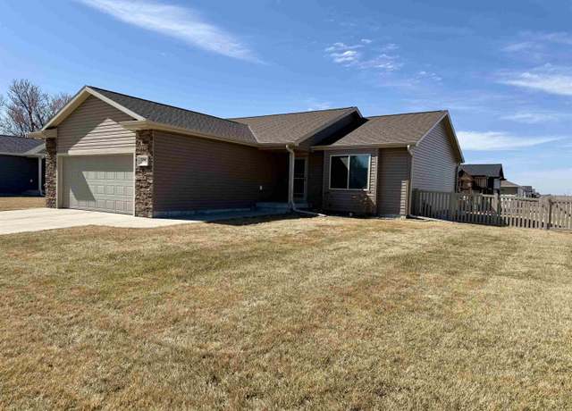 Property at 3247 Wendell Dr, Hastings, NE 68901, 4 beds, 3 baths