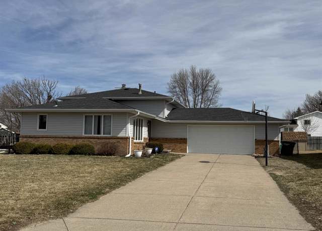 Property at 914 Sycamore Ave, Hastings, NE 68901, 3 beds, 2 baths