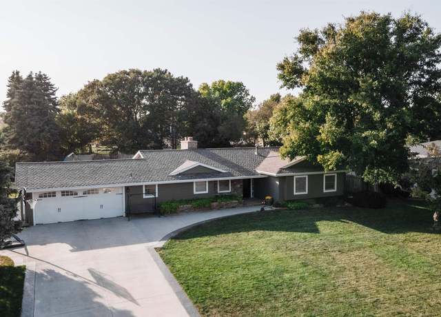 Property at 1731 Highland Dr, Hastings, NE 68901, 4 beds, 4 baths