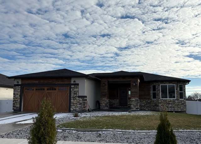 Property at 2916 E Laux Dr, Hastings, NE 68901, 5 beds, 3 baths