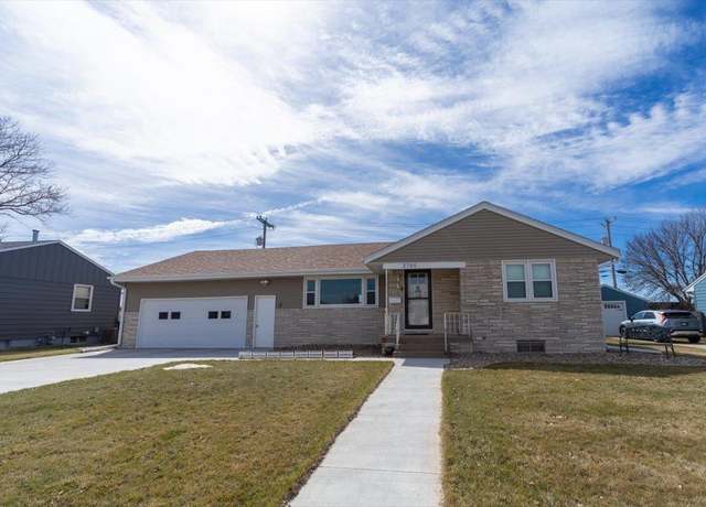 Property at 2705 W 3rd St, Hastings, NE 68901, 3 beds, 2 baths