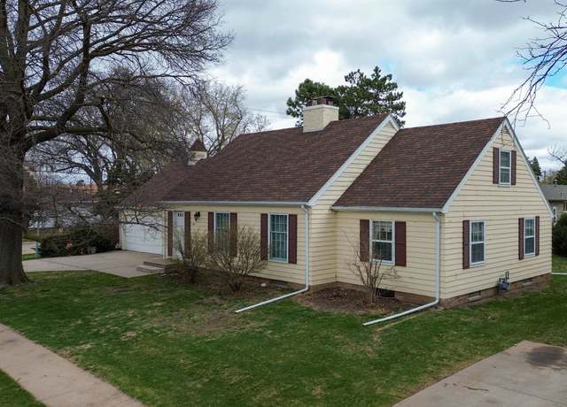 Property at 1246 Saunders Ave, Hastings, NE 68901, 3 beds, 2 baths