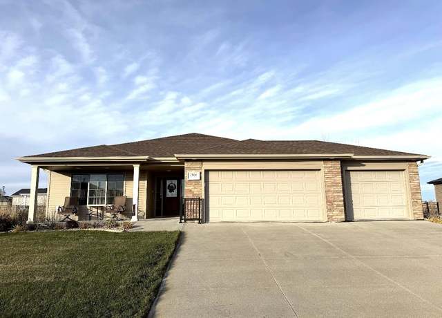 Property at 1304 Lakeridge Dr, Hastings, NE 68901, 3 beds, 3 baths