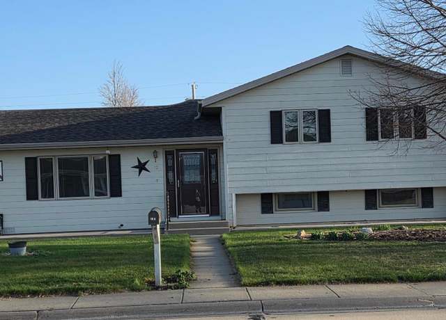 Property at 12 Gatewood Dr, Cozad, NE 69130, 4 beds, 3 baths