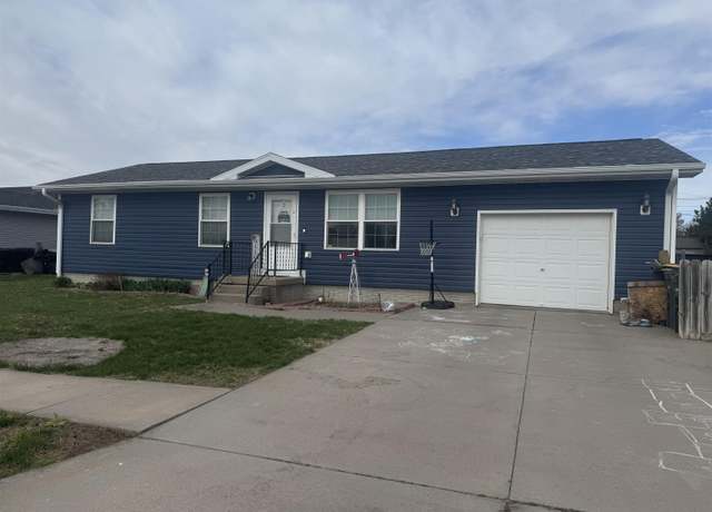 Property at 1004 Ross Ave, Hastings, NE 68901, 3 beds, 1 bath