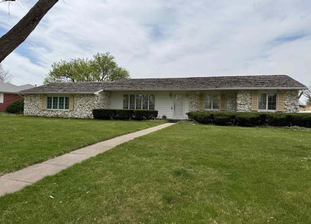 Property at 1315 Heritage Dr, Hastings, NE 68901, 3 beds, 4 baths