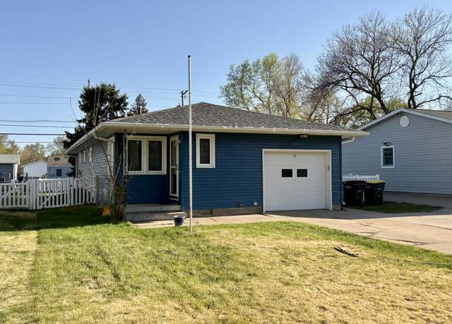 Property at 2021 Boyce St, Hastings, NE 68901, 3 beds, 2 baths
