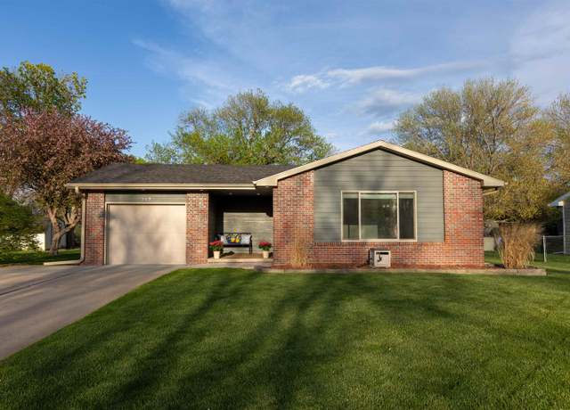 Property at 712 Sycamore Ave, Hastings, NE 68901, 3 beds, 2 baths