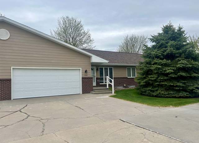 Property at 413 E 56th St, Kearney, NE 68847, 4 beds, 3 baths