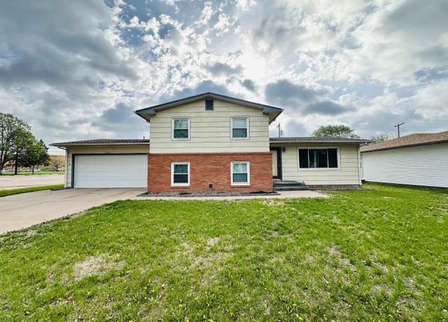 Property at 1324 N Saunders Ave, Hastings, NE 68901, 4 beds, 2 baths