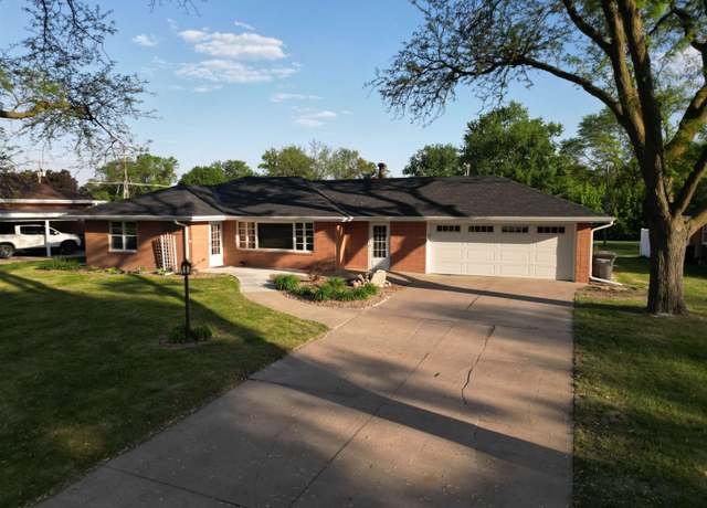 Property at 1523 Westwood Ter, Hastings, NE 68901, 3 beds, 2 baths