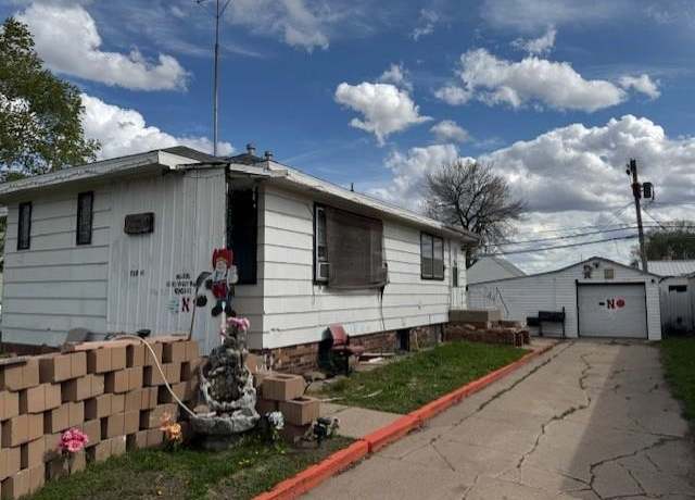 Property at 718 E Park St, Hastings, NE 68901, 2 beds, 1 bath