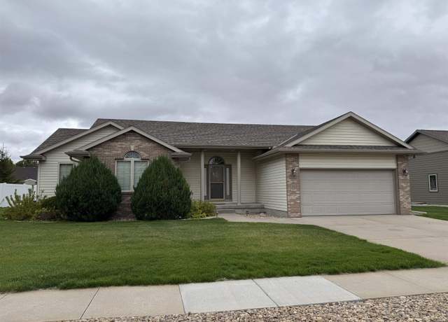 Property at 1411 N Turner Ave, Hastings, NE 68901, 4 beds, 3 baths