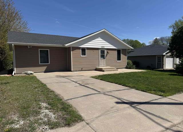 Property at 1011 University St, Hastings, NE 68901, 3 beds, 2 baths