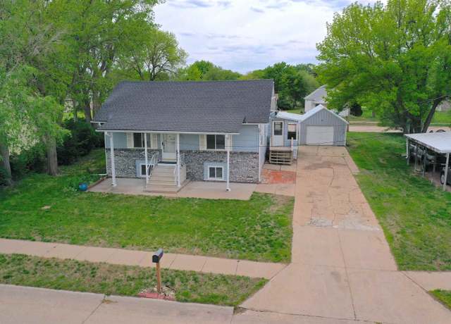 Property at 712 S Wabash Ave, Hastings, NE 68901, 3 beds, 3 baths