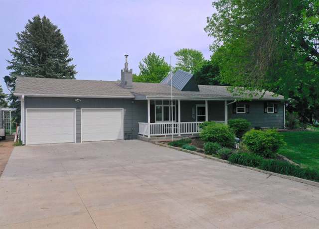 Property at 920 N Showboat Blvd, Hastings, NE 68901, 3 beds, 2 baths