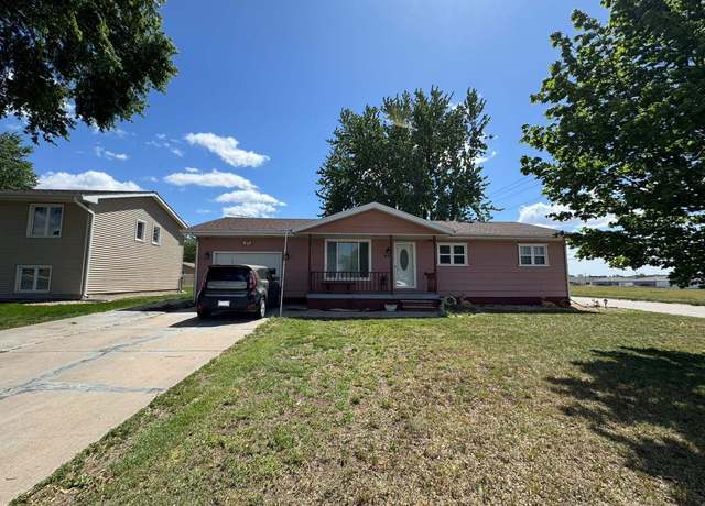Property at 745 S Franklin Ave, Hastings, NE 68901, 3 beds, 2 baths