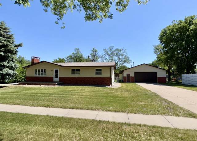 Property at 735 S Kansas Ave, Hastings, NE 68901, 2 beds, 3 baths