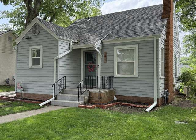 Property at 1011 N Bellevue Ave, Hastings, NE 68901, 3 beds, 2 baths
