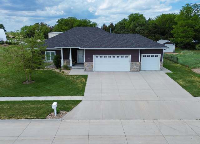 Property at 2913 Merle Ave, Hastings, NE 68901, 5 beds, 3 baths