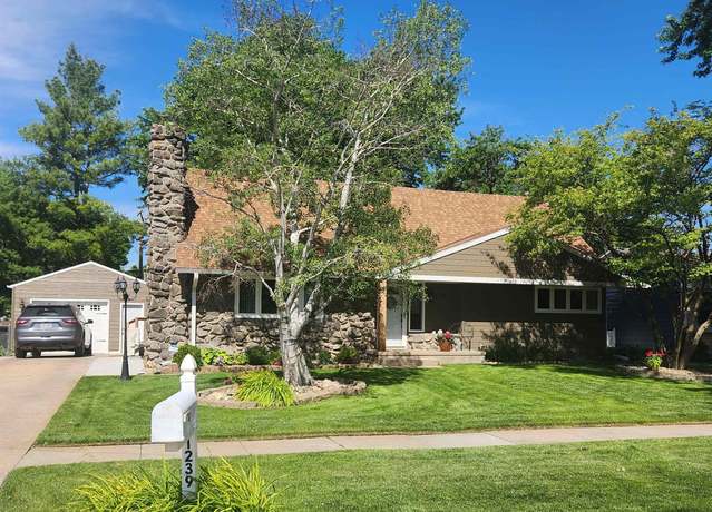 Property at 1239 N Webster Ave, Hastings, NE 68901, 4 beds, 2 baths