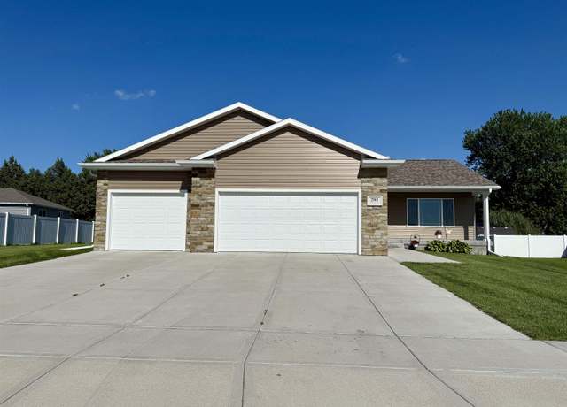 Property at 2910 Lakeview Ave, Hastings, NE 68901, 5 beds, 3 baths