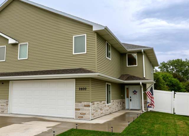 Property at 2600 Market Ln, Hastings, NE 68901, 3 beds, 3 baths