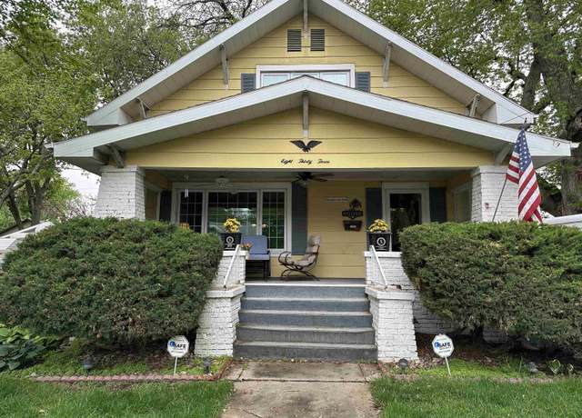 Property at 833 N Bellevue Ave, Hastings, NE 68901, 3 beds, 2 baths