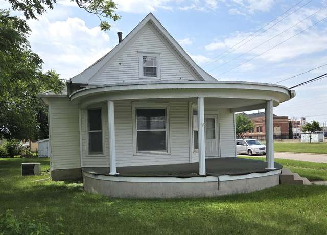 Property at 102 E 4th St, Hastings, NE 68901, 3 beds, 1 bath