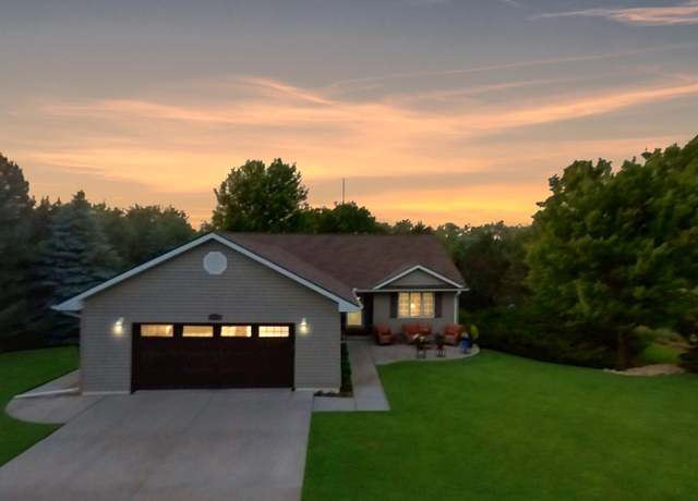 Property at 102 Tahoe Dr, Kearney, NE 68847, 3 beds, 2 baths