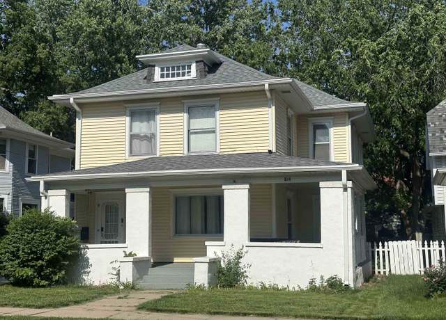 Property at 814 N Lincoln Ave, Hastings, NE 68901, 4 beds, 2 baths