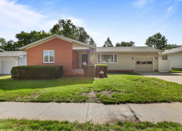 Property at 1342 N Hewett Ave, Hastings, NE 68901, 3 beds, 2 baths