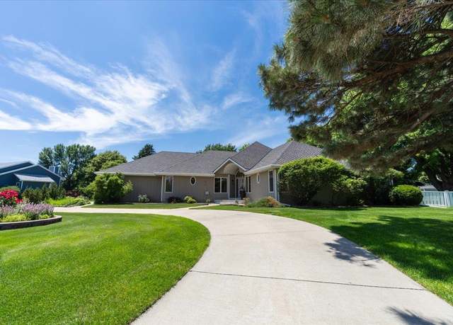 Property at 818 North Shore Dr, Hastings, NE 68901, 4 beds, 3 baths