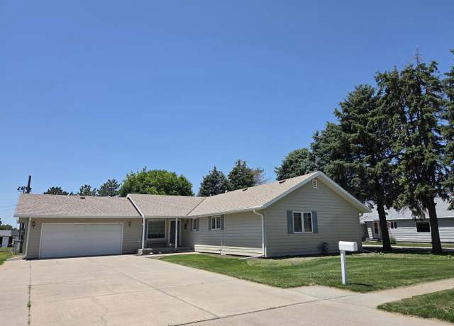 Property at 1505 K St, Cozad, NE 69130, 4 beds, 2 baths