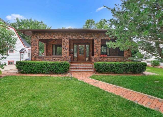 Property at 320 E 9th St, Hastings, NE 68901, 3 beds, 3 baths