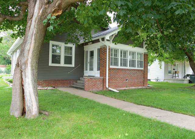 Property at 315 N California Ave, Hastings, NE 68901, 3 beds, 2 baths