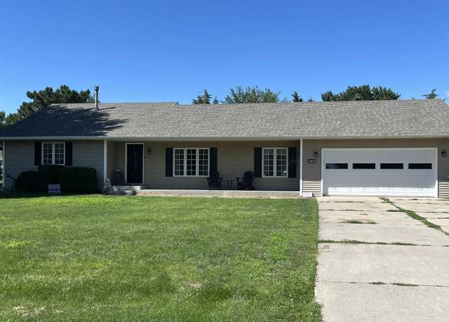 Property at 5400 Idlewilde Dr, Hastings, NE 68901, 4 beds, 2 baths