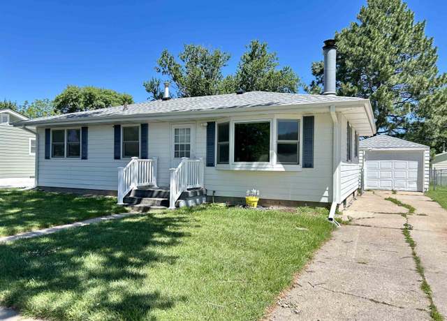 Property at 2318 W 8th St, Hastings, NE 68901, 3 beds, 2 baths