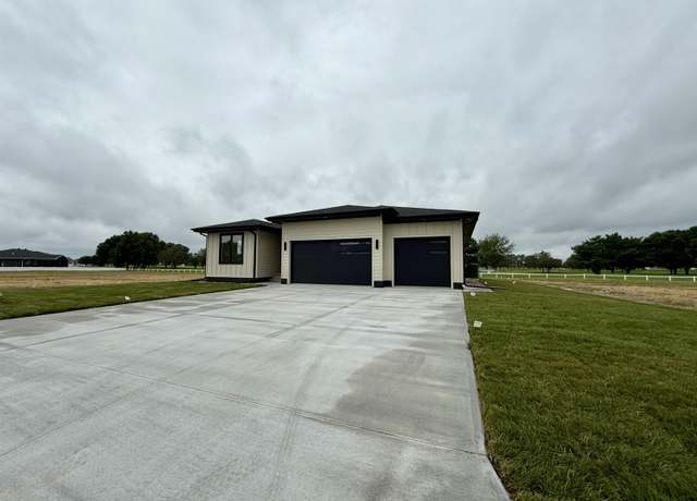 Property at 3116 Saint Andrews Cir, Grand Island, NE 68803, 5 beds, 3 baths