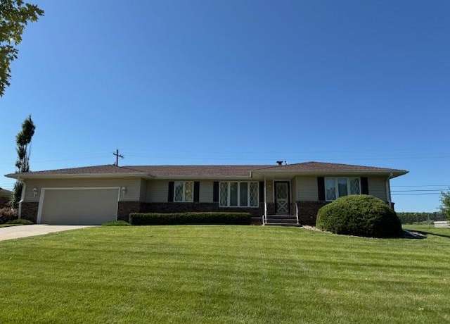 Property at 635 Madden Rd, Hastings, NE 68901, 3 beds, 3 baths