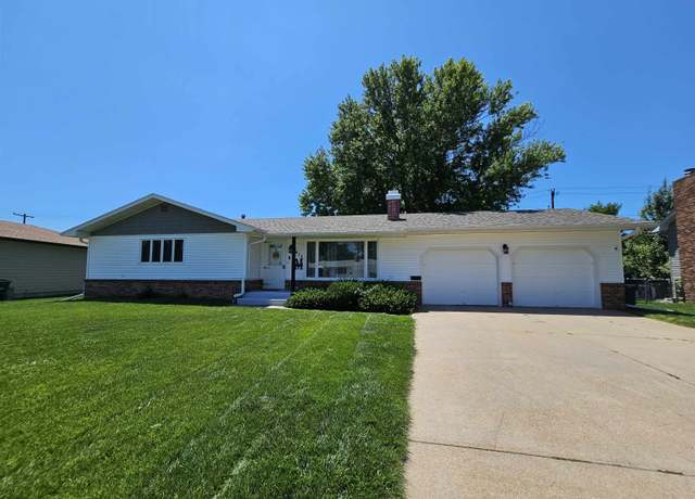 Property at 2413 W 11th St, Hastings, NE 68901, 2 beds, 2 baths