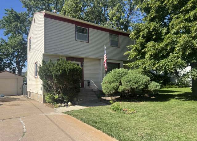 Property at 415 W 9th St, Hastings, NE 68901, 3 beds, 3 baths
