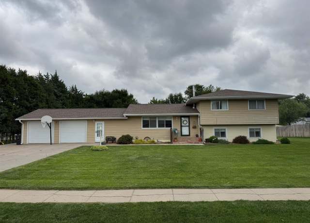 Property at 26 Elm Dr, Kearney, NE 68845, 4 beds, 3 baths